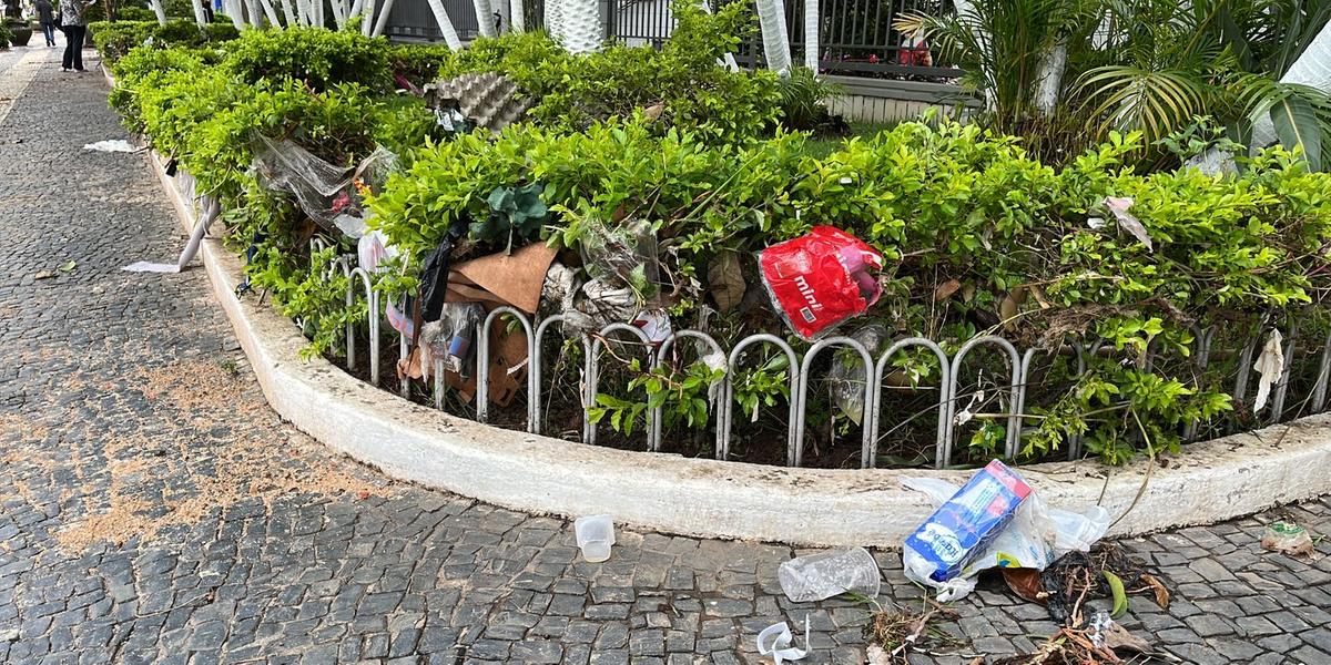 Moradores da avenida Bernardo Vasconcelos citam "cenário de guerra" após enchente dessa quarta-feira (7) (Raíssa Oliveira / Hoje em Dia)