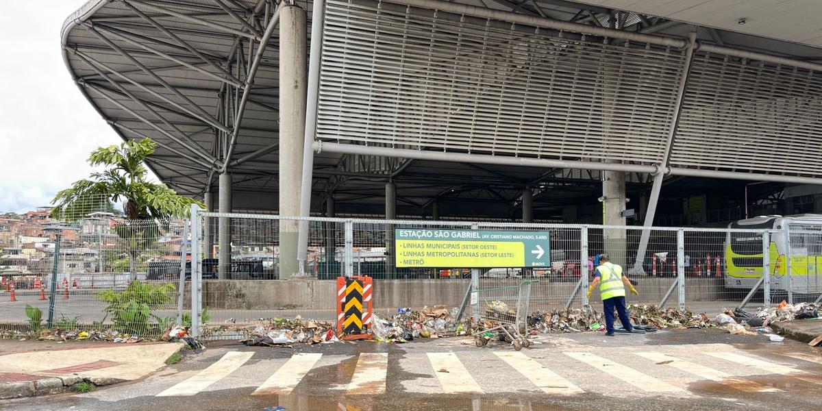 Equipes da PBH foram acionadas para limpar os estragos da enchente na estação São Gabriel (Raíssa Oliveira / Hoje em Dia)