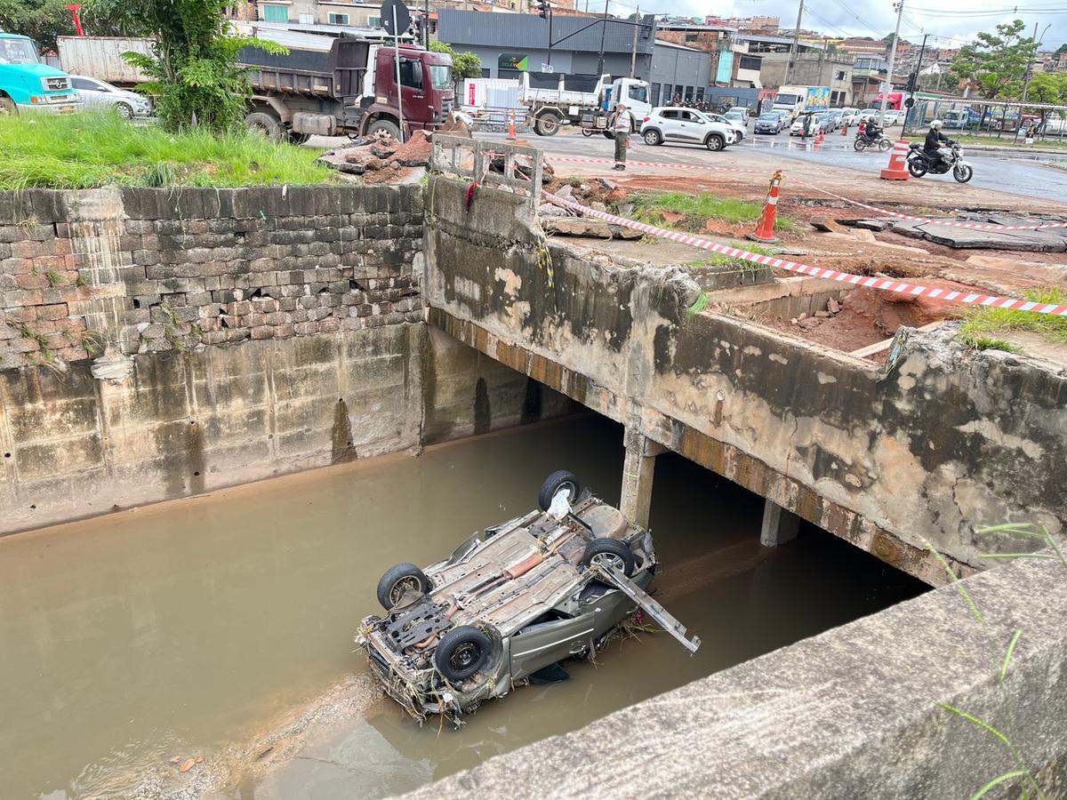 As equipes de limpeza também tiveram o desafio de retirar um carro da galeria do córrego do Onça, na altura do bairro Primeiro de Maio (Raíssa Oliveira / Hoje em Dia)