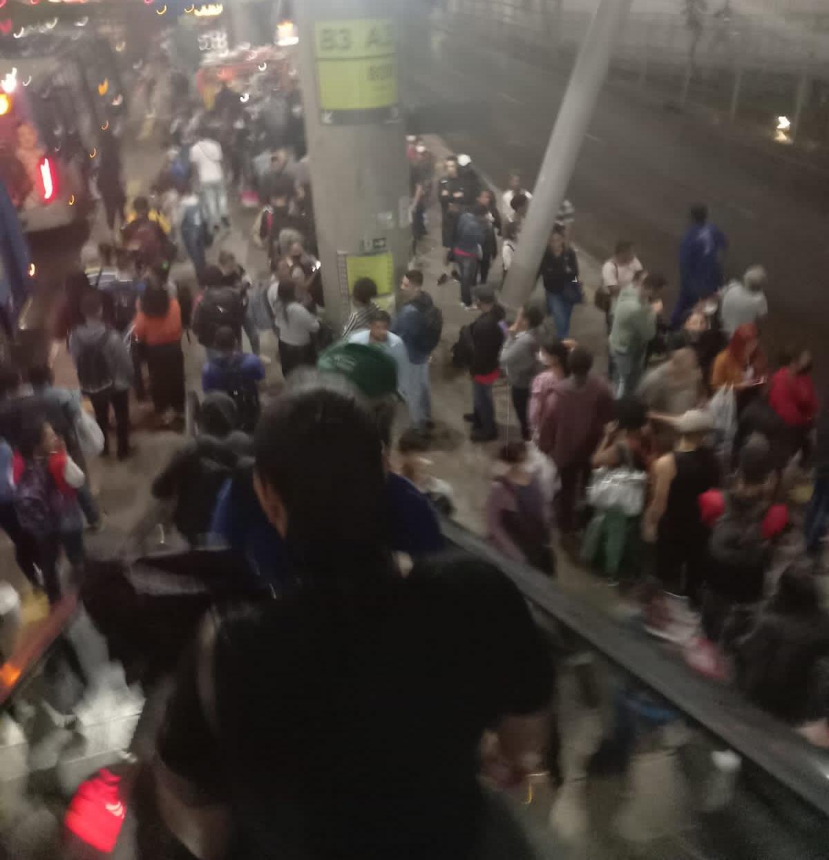 Passageiros ficaram ilhados na estação São Gabriel durante o temporal dessa quarta (Raíssa Oliveira / Hoje em Dia)