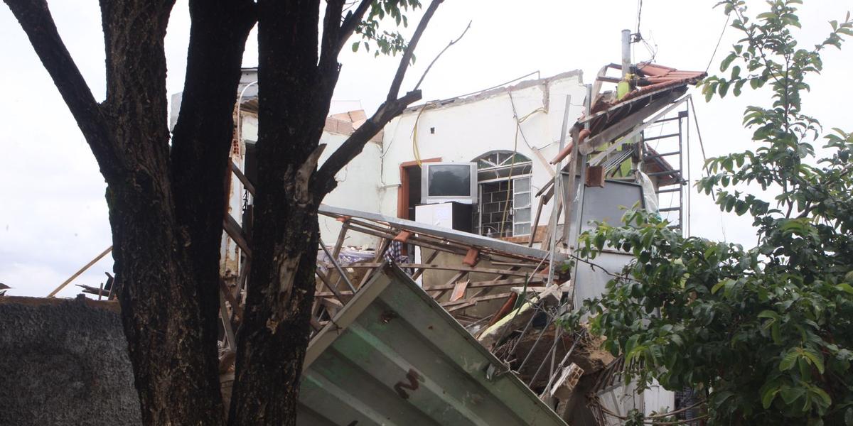 Imóvel na rua Beatriz Ranieri, no Penha, foi interditado após grande parte da estrutura desabar devido às chuvas nessa quarta-feira (7) (Lucas Prates/Hoje em Dia)