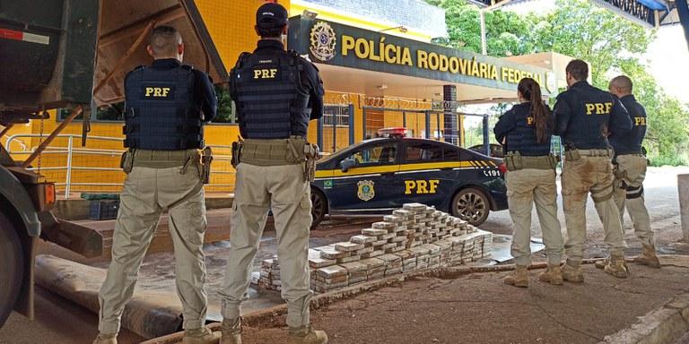 Policiais federais fazem a segunda maior apreensão de cloridrato de cocaína em Minas neste ano (Polícia Rodoviária Federal / Divulgação)