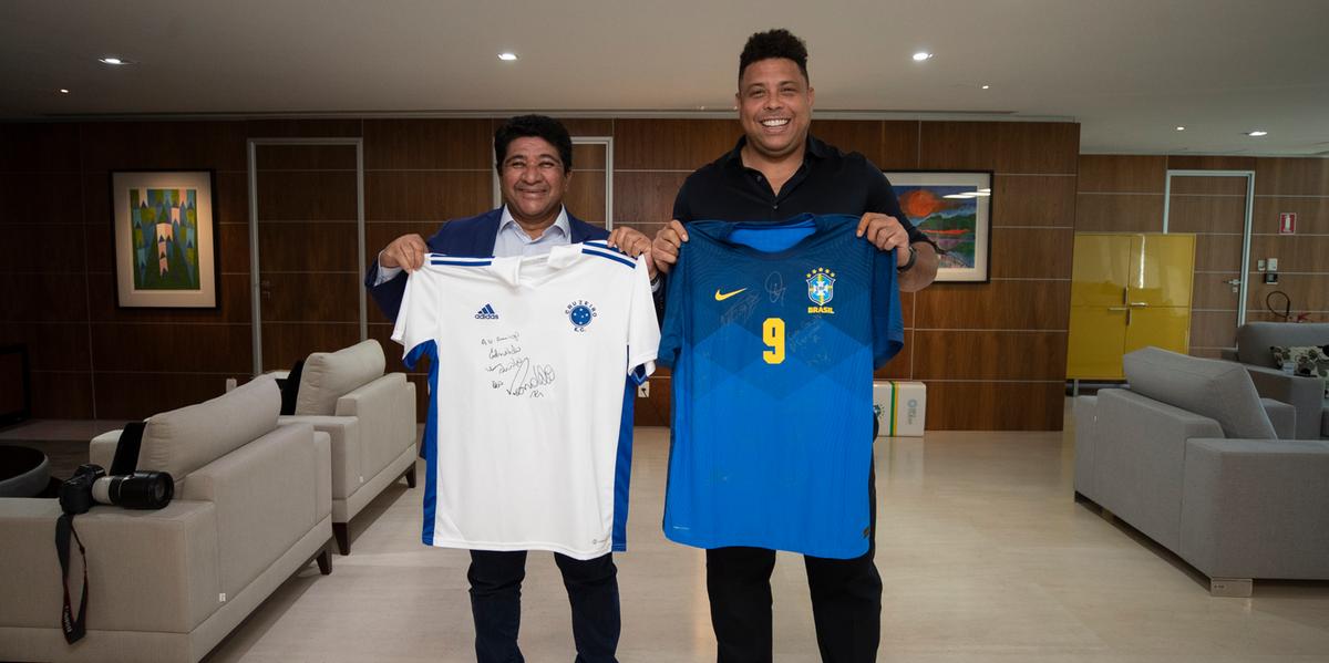 Ronaldo ao lado do presidente da CBF Ednaldo Pereira, que é quem escolherá o próximo treinador da Seleção (Thais Magalhães/CBF)