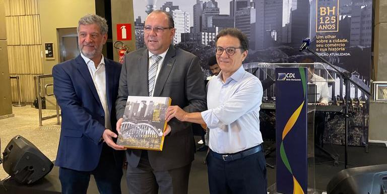 Marcelo de Souza e Silva (centro) apresenta o livro em homenagem aos 125 anos de BH (CDL-BH / Divulgação)