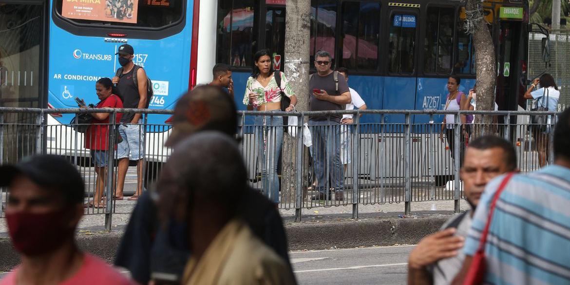 Transportes recuam 1,8%, revela o IBGE (Tânia Rêgo - Agência Brasil)