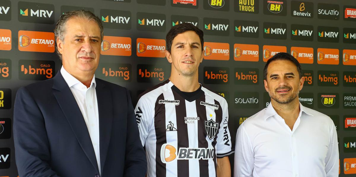 Rodrigo Caetano (direita) ao lado do presidente Sérgio Coelho (esquerda) na apresentação de Nacho em 2021 (Pedro Souza/Atlético)