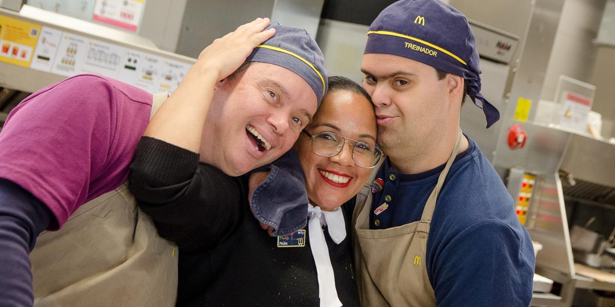 Paulo Coutinho e Alexandre Oliveira trabalham no McDonald’s em BH há mais de 20 anos, construíram carreiras e tiveram promoções