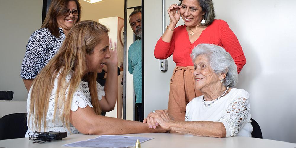 Dona Carmelita durante audiência de reconhecimento de paternidade (TJMG/Divulgação)