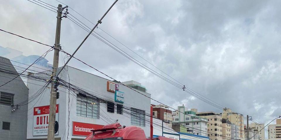 Bombeiros foram acionados na manhã deste domingo para atender a ocorrência de incêndio em galpão. (Divulgação / Corpo de Bombeiros)