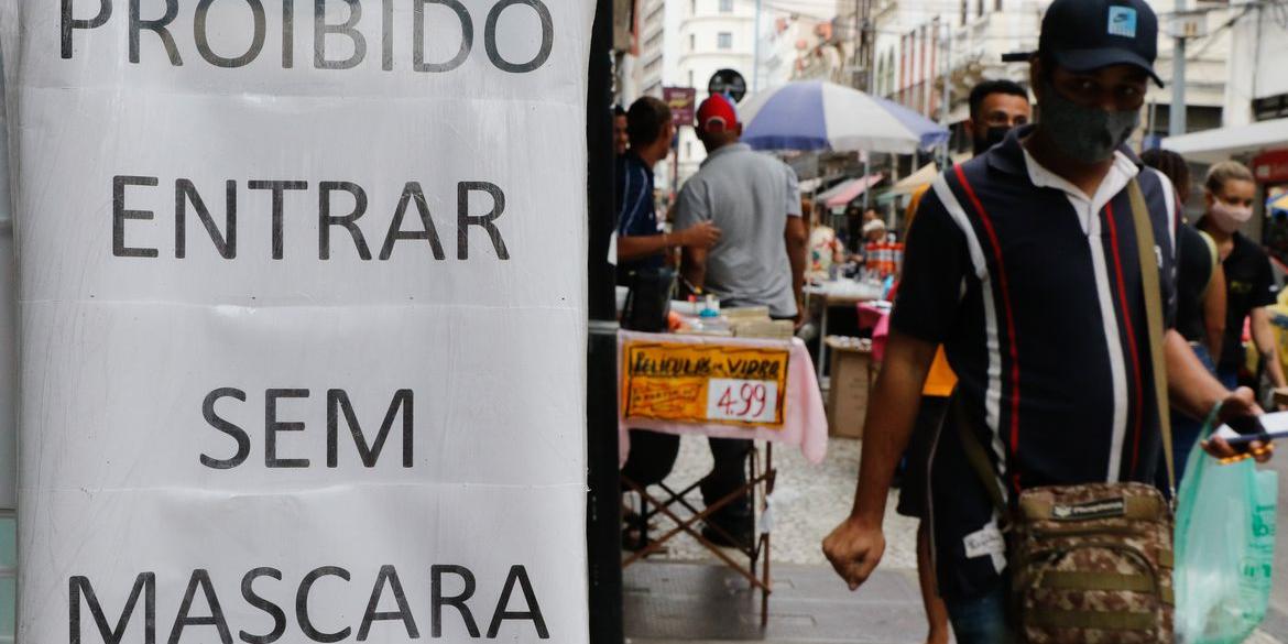 Desde o início da pandemia, 691.883 morreram por causa da doença (28-10-2021 - Fernando Frazão - Agência Brasil)