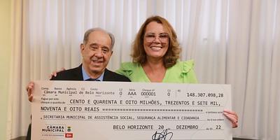Entrega de cheque simbólico com o valor economizado pela CMBH no ano de 2022. Na foto, o secretário municipal de Fazenda, Leonardo Colombini, e a presidente da CMBH, Nely Aquino (Cláudio Rabelo/CMBH)