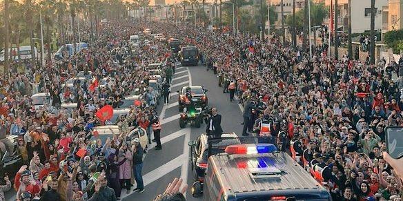 Ruas de Rabit ficaram lotadas no desfile do histórico time de Marrocos (Reprodução/Redes Sociais)