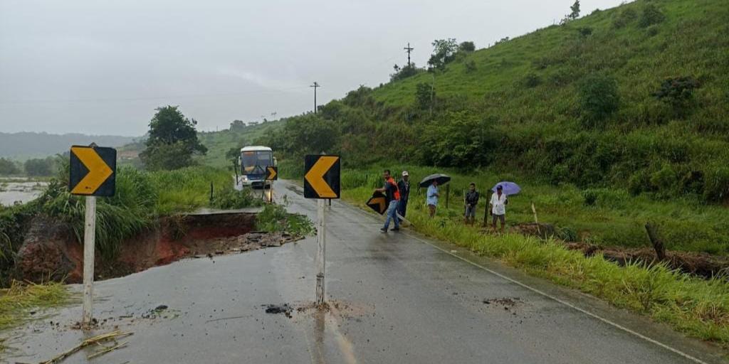 Afundamento de Pista na MG-105, km 193, em Pavão, no interior de Minas (PM)