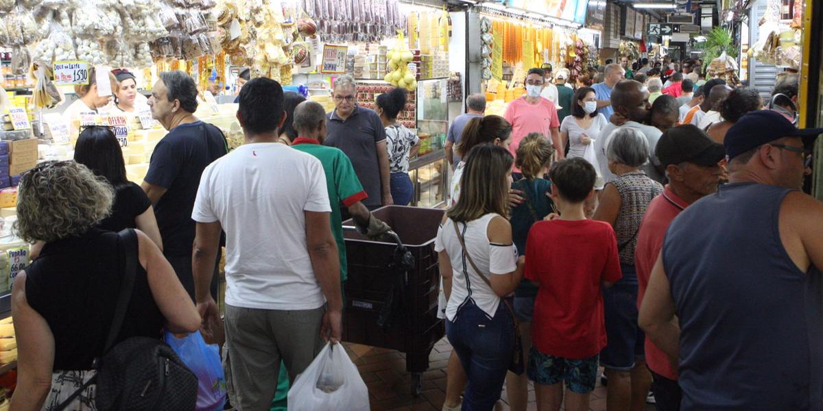 Movimentação de consumidores foi intensa na manhã deste sábado no Mercado Central de BH (Lucas Prates)