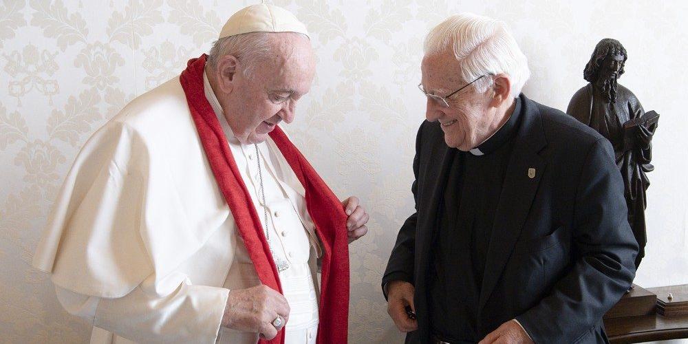 Papa Francisco e o padre Angel Garcia Rodriguez (Vatican Media/Reprodução)