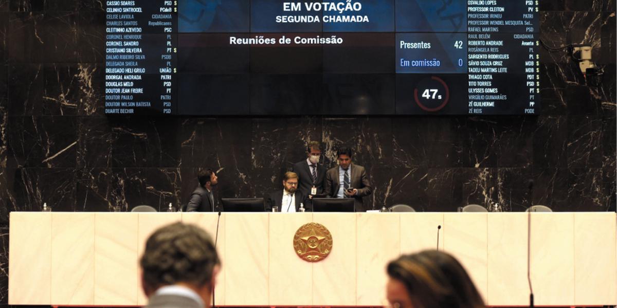 Reajuste foi aprovado em segundo turno, durante reunião extraordinária, com 29 votos a favor e três contrários (Henrique Chendes/Assembleia Legislativa)