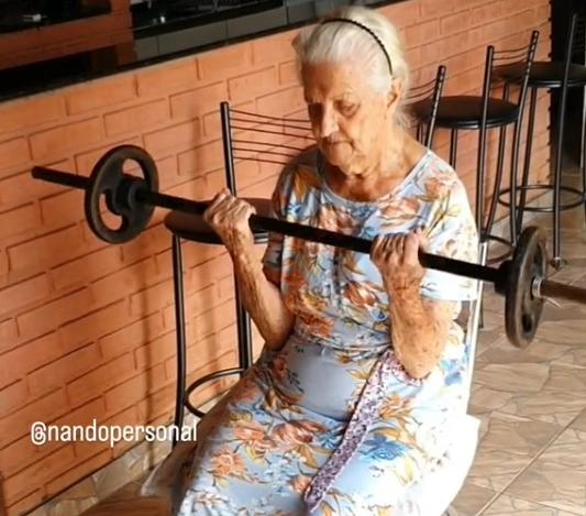 Dona Carmelita pratica atividades físicas há 11 anos (Reprodução / Redes Sociais)