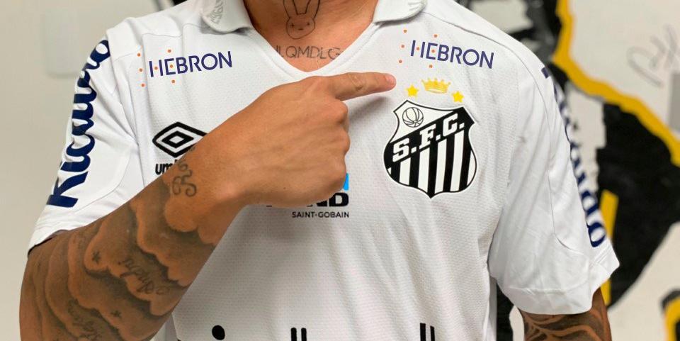 Coroa já está presente em todos os uniformes de todas as categorias do clube (Divulgação/Santos)