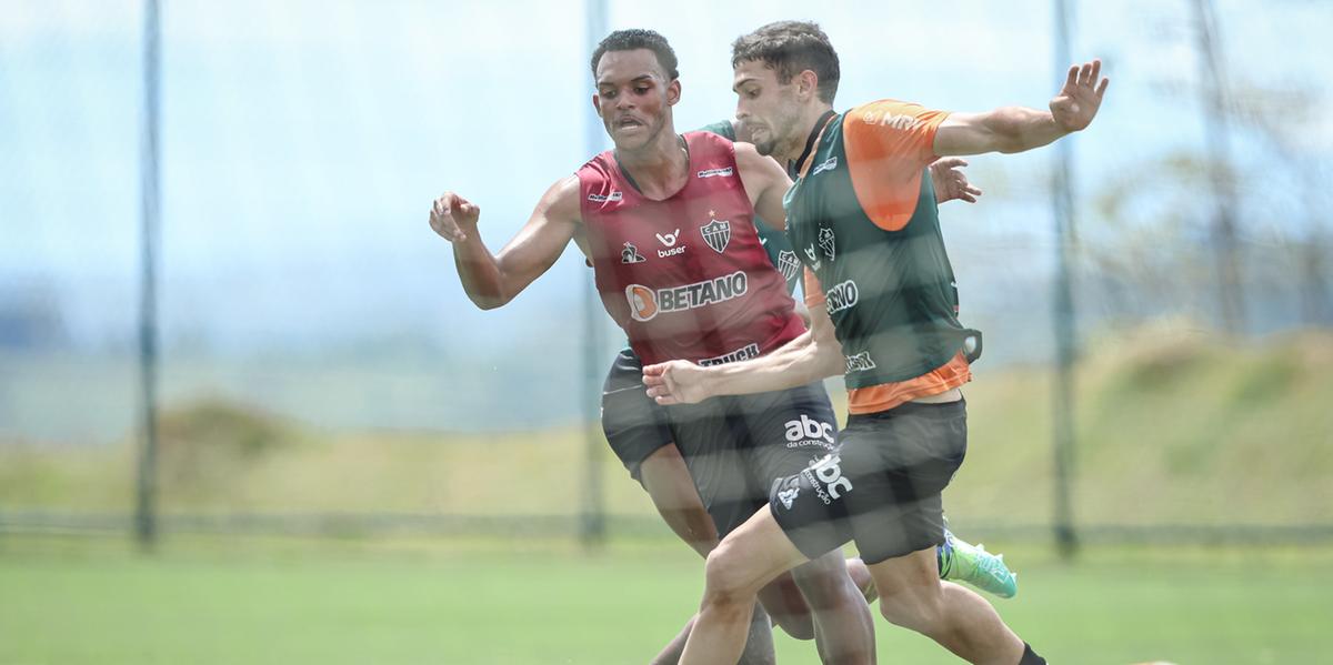 Neto (colete vermelho) e Felício (colete verde) em treino na Cidade do Galo (Pedro Souza/Atlético)