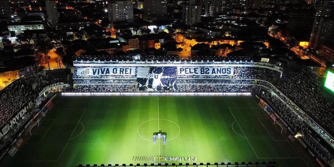 Homenagem que Pelé recebeu na Vila Belmiro, no dia de seu último aniversário (Divulgação/Santos FC)