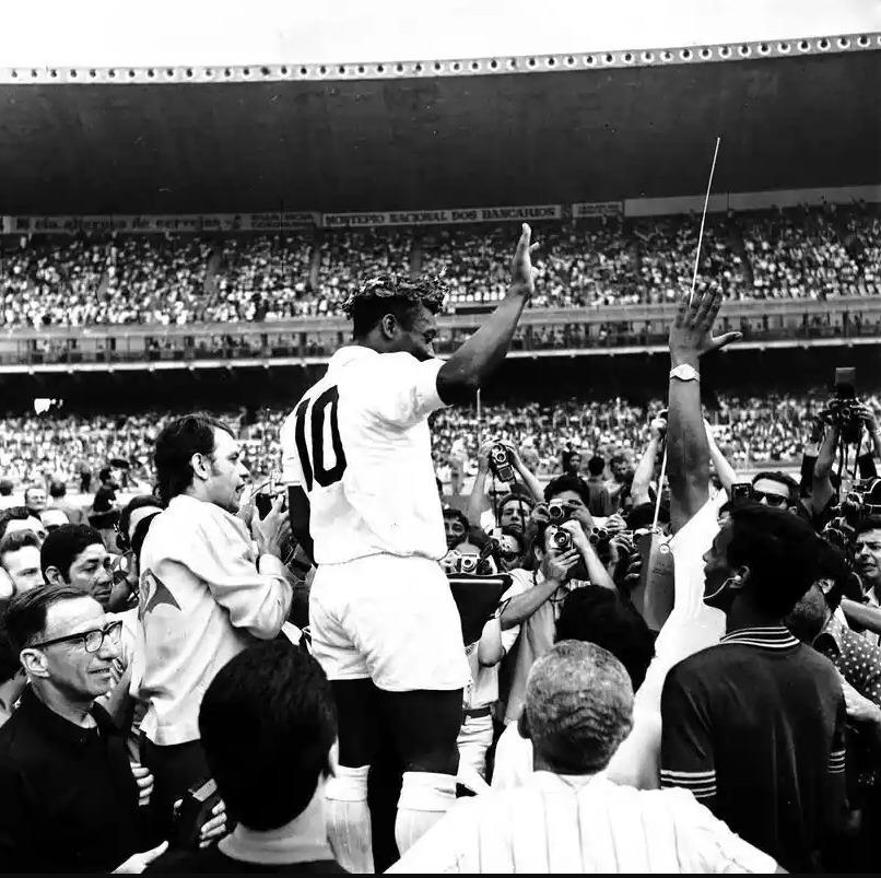 No jogo seguinte ao gol 1000, Pelé foi coroado no Mineirão (Divulgação)