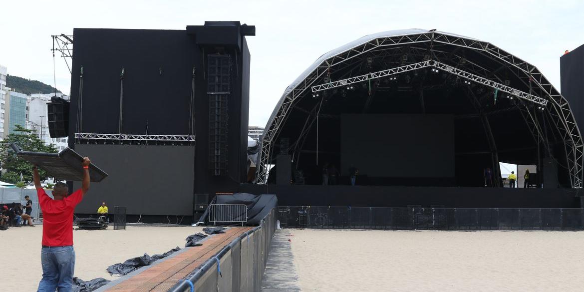 Palco principal foi montado na areia, em frente ao Copacabana Palace (Tânia Rêgo - Agência Brasil)