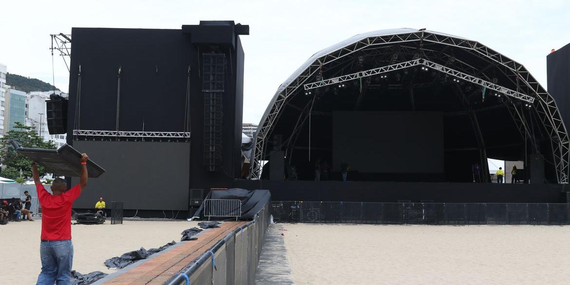 Palco principal foi montado na areia, em frente ao Copacabana Palace (Tânia Rêgo  - Agência Brasil)