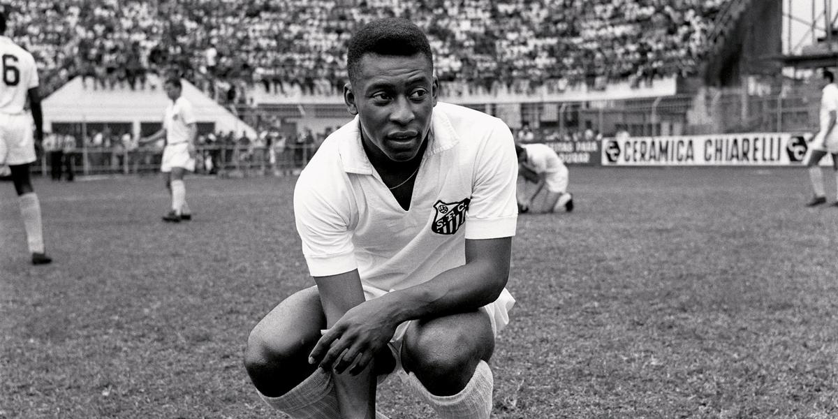 Camisa 10 virou símbolo de genialidade e foi imortalizada por Pelé no Santos e na Seleção (Divulgação/Redes Sociais)