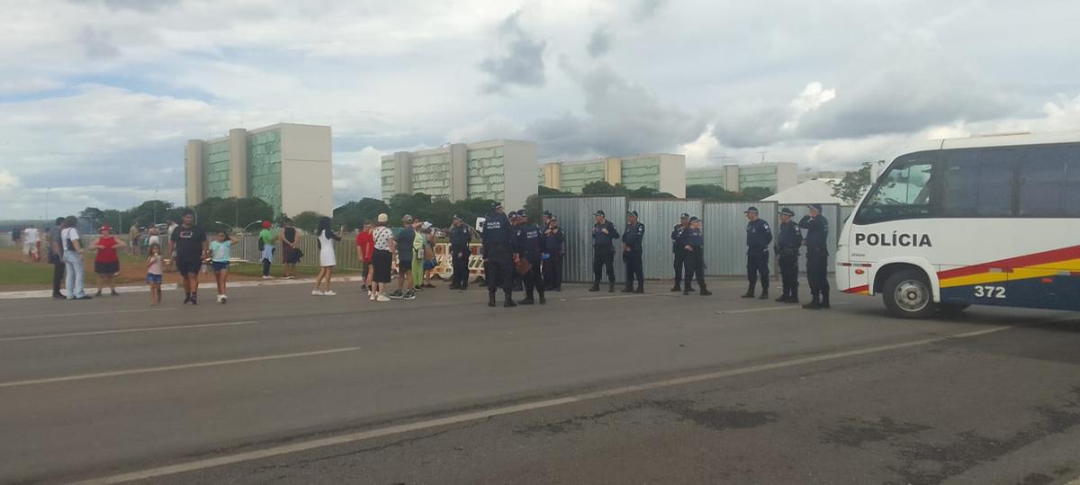 Esplanada dos Ministérios está fechada, com vários agentes e policiais garantindo a segurança do local (Hermano Chiodi)