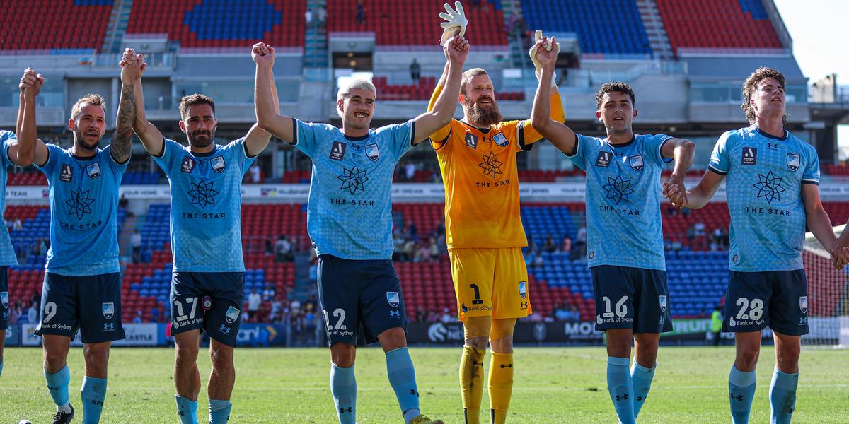 Camisa 9, Adam Le Fondre (esquerda) celebra vitória do Sydney FC (Divulgação/Sydney FC)
