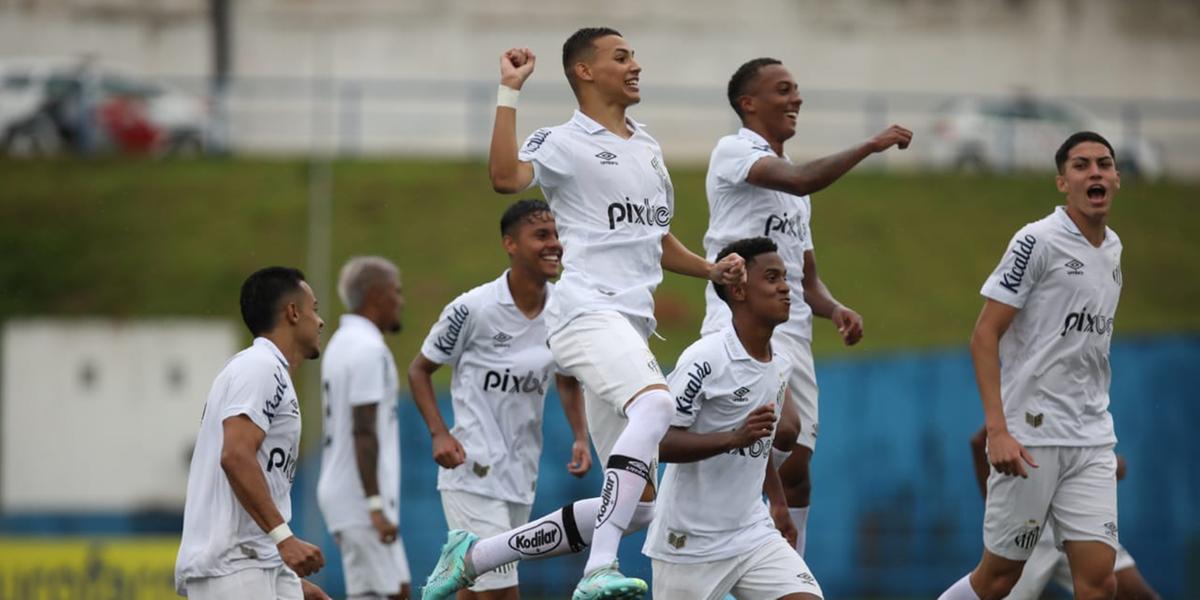 Jovens jogadores do Santos comemorando os gols como Pelé (Divulgação/Santos)