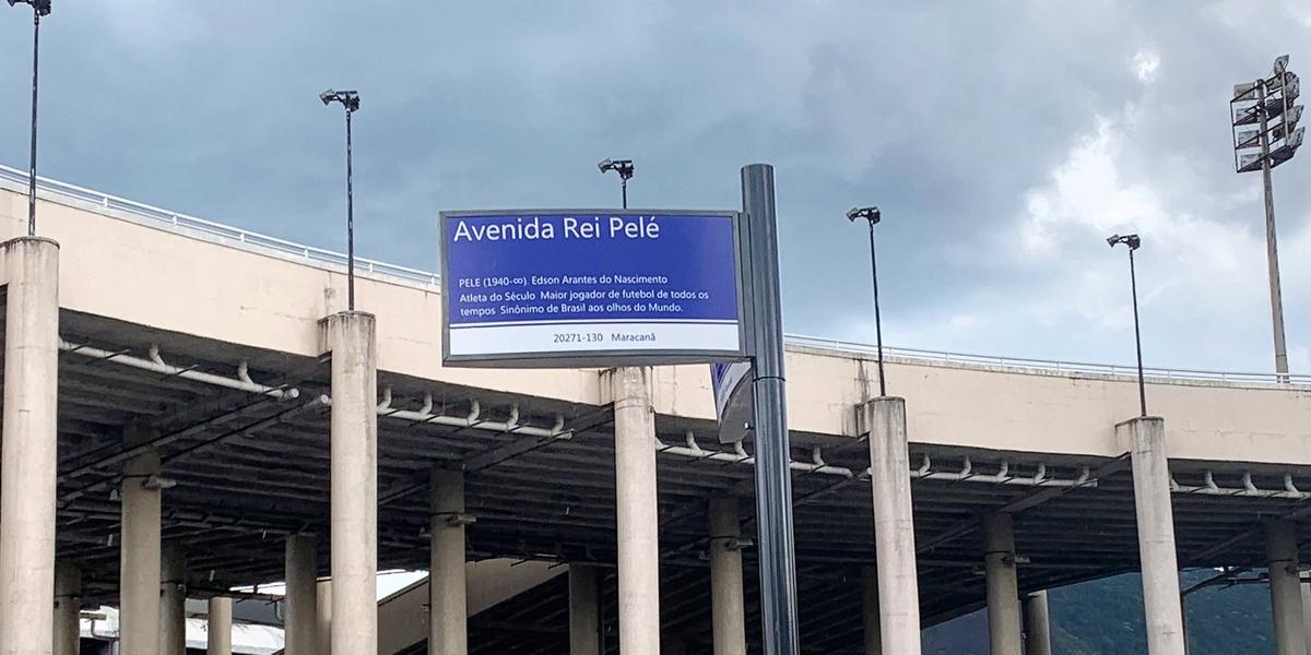 Placa da Avenida Rei Pelé na frente do Estádio Mário Filho, o Maracanã (Divulgação/Maracanã)