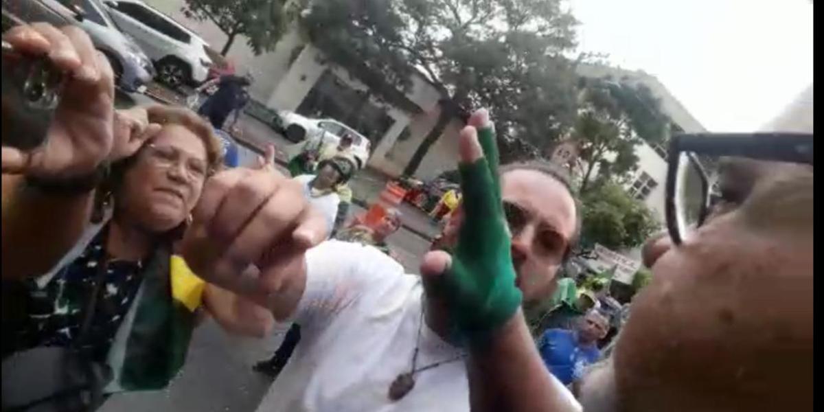 Bolsonaristas ameaçam repórter fotográfico do Hoje em Dia na av. Raja Gabáglia, em frente ao Comando da 4ª Região do Exército (Hoje em Dia)