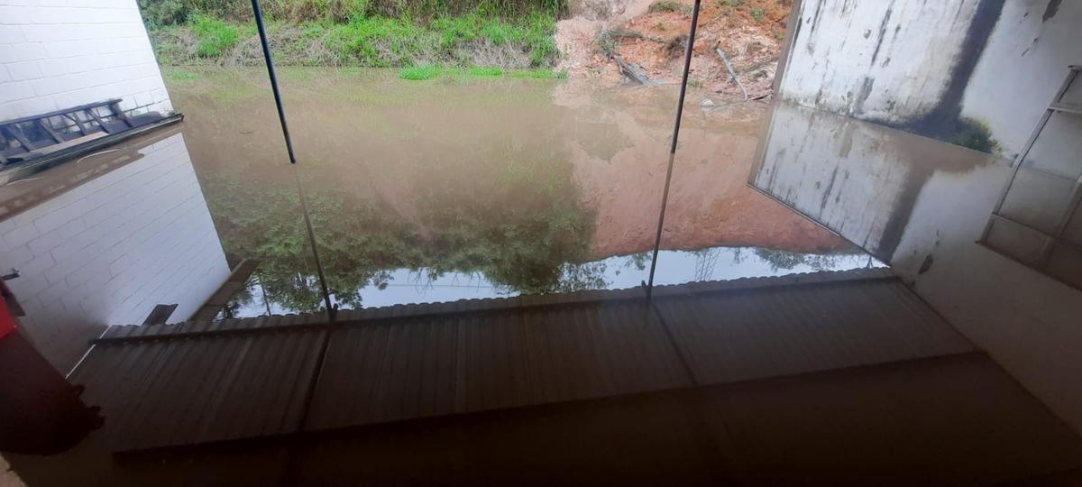 Detritos da encosta obstruíram o escoamento e provocou acúmulo de água (Polícia Militar Rodoviária/Divulgação)