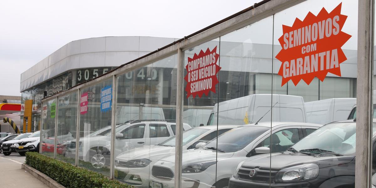 Mercado de usados recuou em 2022, segundo Fenauto, e modelos com mais de 13 anos foram os mais negociados (Rovena Rosa/Agência Brasil)