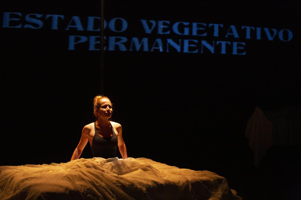 Inspirado na vida real da protagonista, a atriz Anna Campos, “Death Lay - na vida tem jeito pra tudo” fala sobre o coma da mãe da artista (Divulgação)