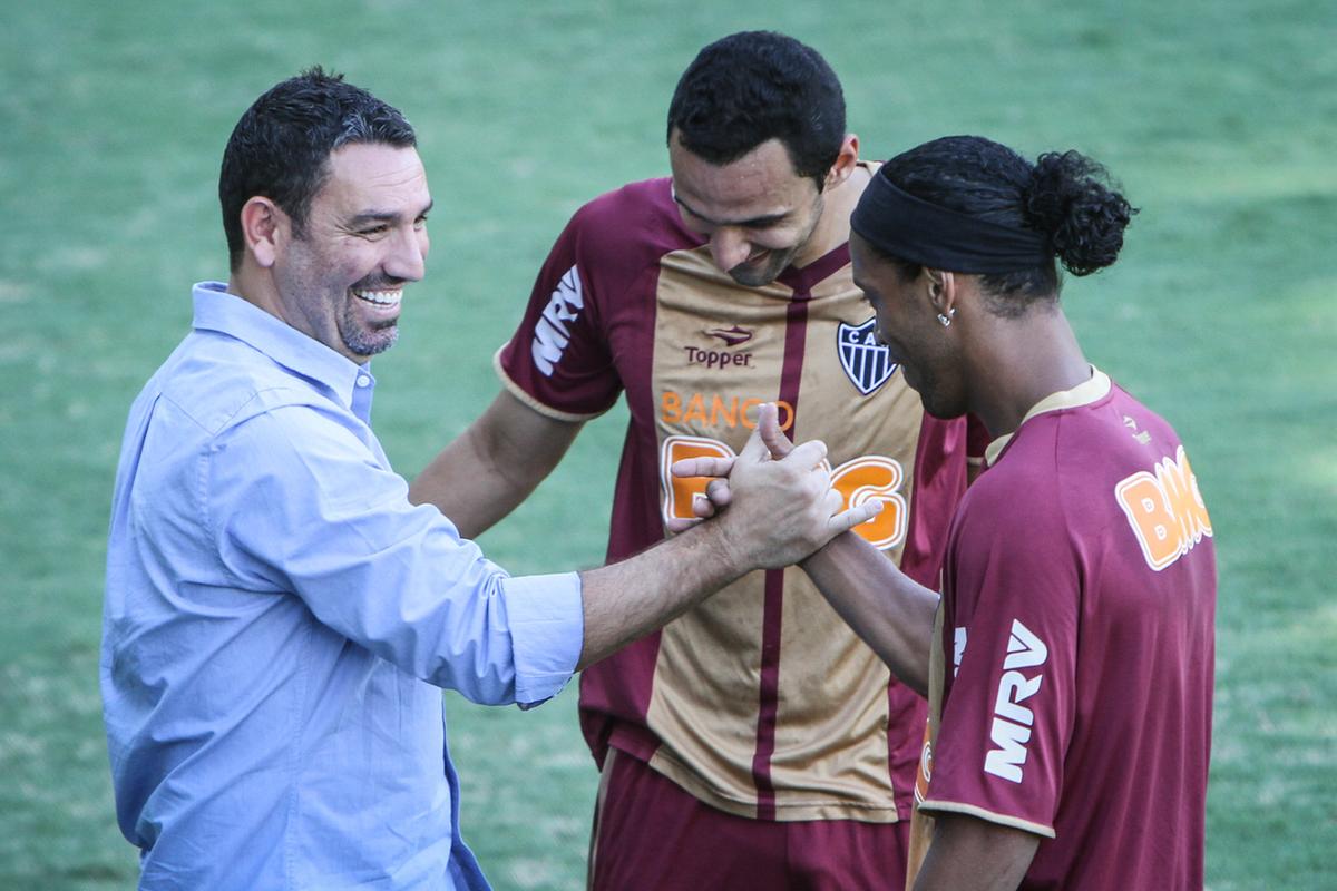 Rafael Marques e Ronaldinho juntos em um treinamento do Atlético (Bruno Cantini)