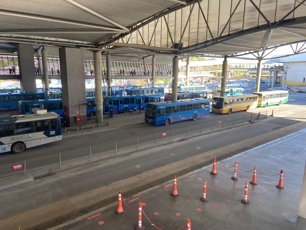 A paralisação foi total na Estação São Gabriel, onde os ônibus ficaram parados na área de embarque 