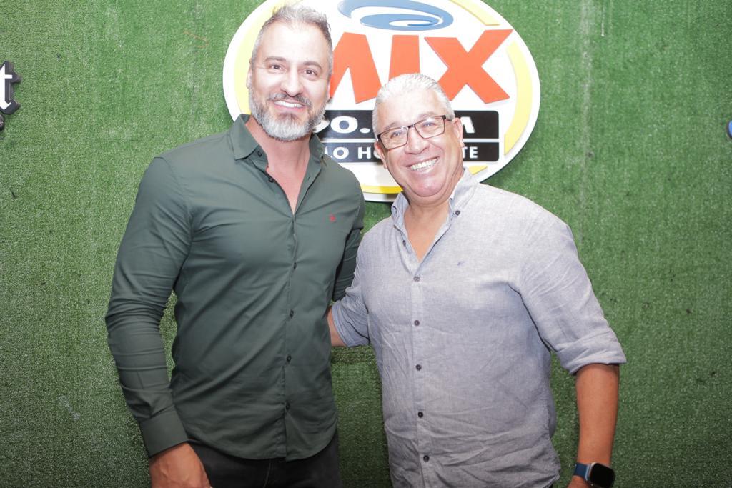 Kaíser Henrique, diretor artístico da Rádio Mix, com o diretor executivo do Hoje em Dia, Rodrigo Cheiricatti (Felipe Michel / Hoje em Dia)
