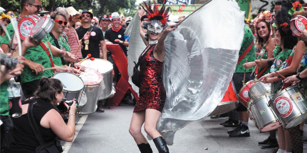 “Samba Queixinho” arrasta multidão pela capital; folia renasceu após movimento espontâneo inspirado no praia da Estação (Lucas Prates/Hoje em Dia)