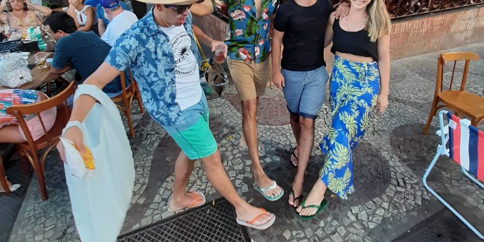 Bar dá chope para cliente que for beber de chinelos em BH (Matheus Rocha / Divulgação)