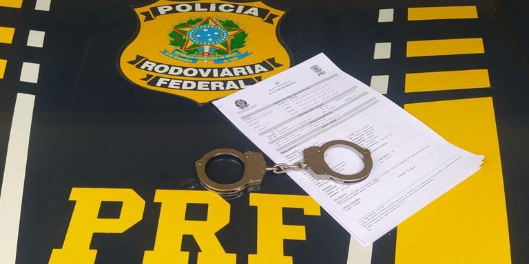 Operação coordenada da PRF e da Polícia Militar de Contagem e de Três Marias resulta na prisão de homem acusado de bater na mulher e mantê-la em cárcere privado (PRF / Divulgação)