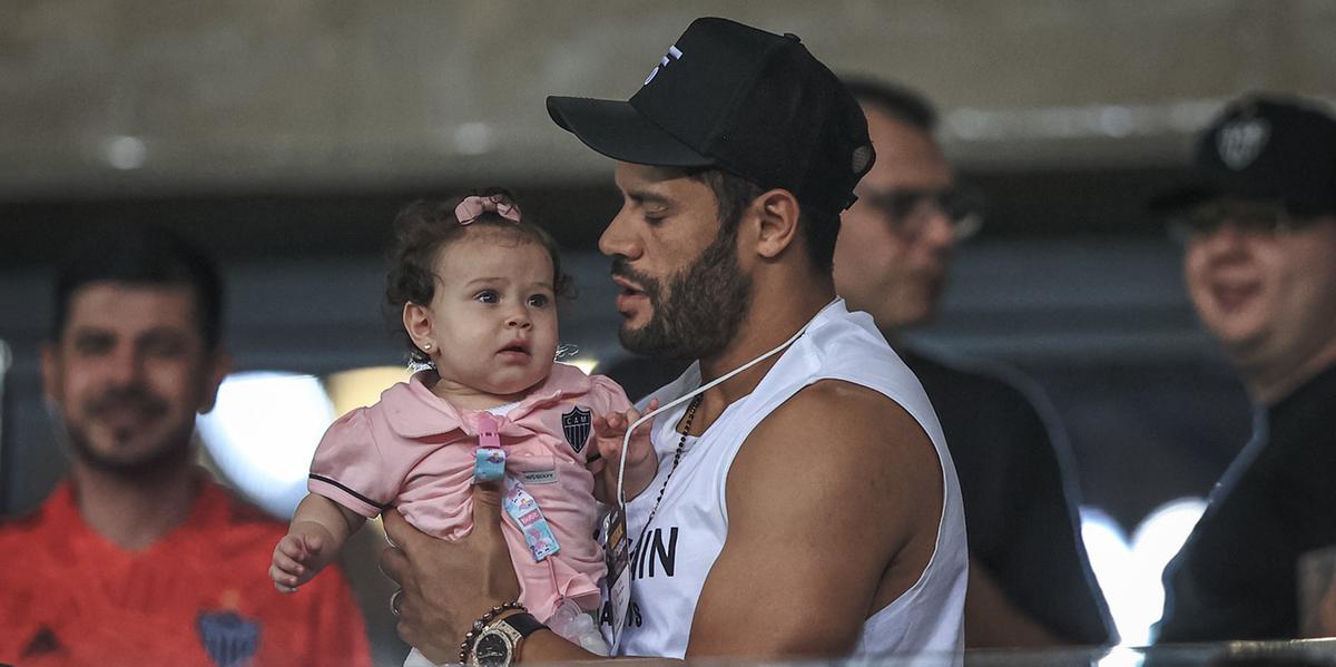 Quando está fora dos jogos, Hulk costuma ir com a família assistir aos jogos do Atlético no estádio (Pedro Souza/Atlético)