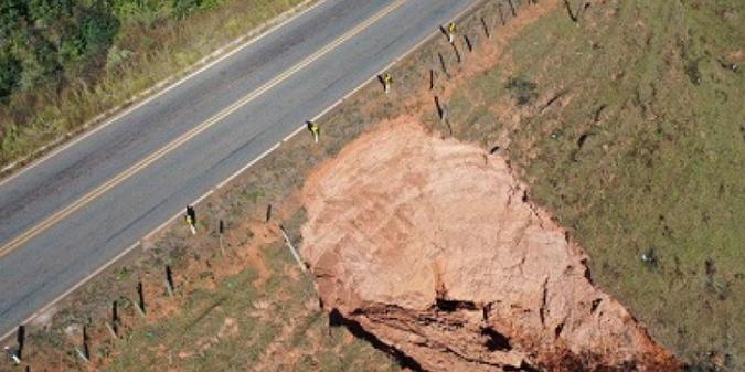 Segundo o MPMG, erosão na Rodovia MG-129 coloca em risco motoristas e passageiros que passam diariamente pelo local. Ação Civil Pública pede que desvio seja construído em cinco dias (MPMG / Divulgação)