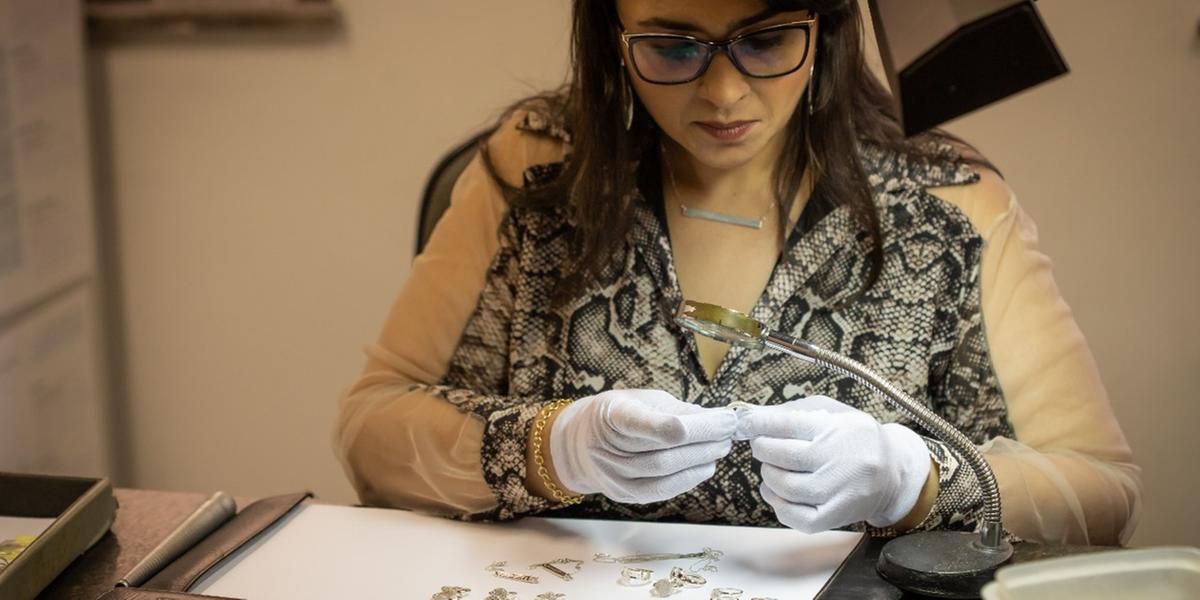A empresária e joalheira Graciele Reis tem um negócio de jóias feitas de forma personalizada (Divulgação)