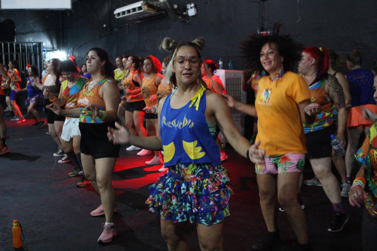 Foliões ensaiam coreografia para apresentar no carnaval (Lucas Prates / Hoje em Dia)