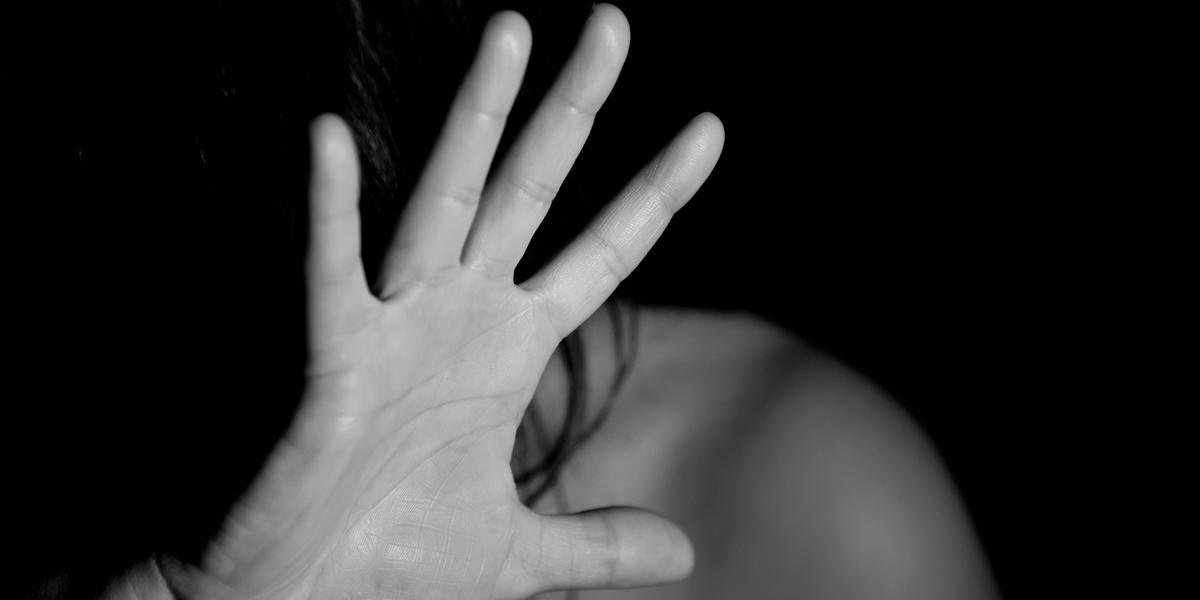 Crime teria ocorrido quando a vítima foi até a casa do pai buscar documentos para uma consulta médica, mas ele não estava em casa. O vizinho, então, a convidou para entrar (Pixabay / Divulgação)