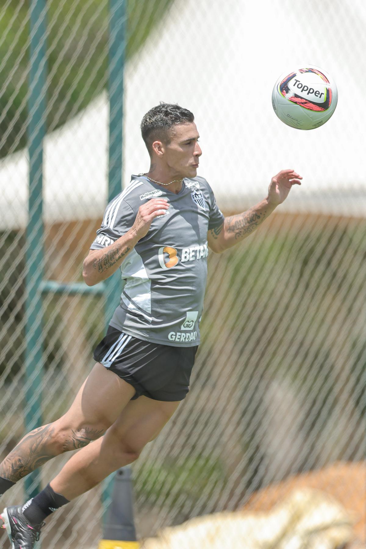 Pavón treina com bola e está próximo de ser liberado para voltar a treinar com os companheiros (Pedro Souza/Atlético)