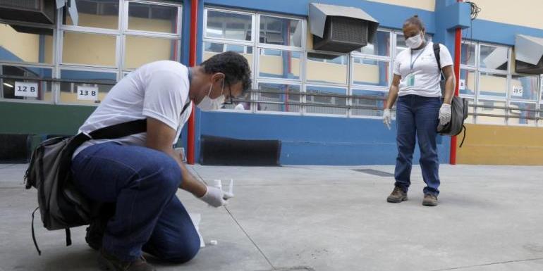 Agentes de combate à dengue fazem vistorias contra o Aedes Aegypti nas escolas (Amira Hissa / PBH / Divulgação)