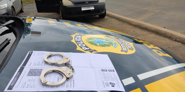 Motorista é preso ao apresentar documento falso comprado na internet a policiais rodoviários federais (PRF / Divulgação)